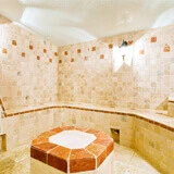 illustration de la pose de carrelage sur mur intérieur déjà carrelé
