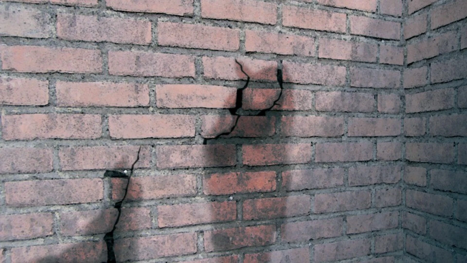 Les fissures favorise le passage de l'eau
