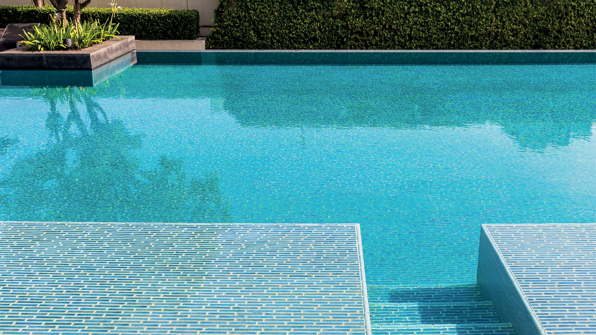 Comment rénover une piscine carrelée en pâte de verre ?