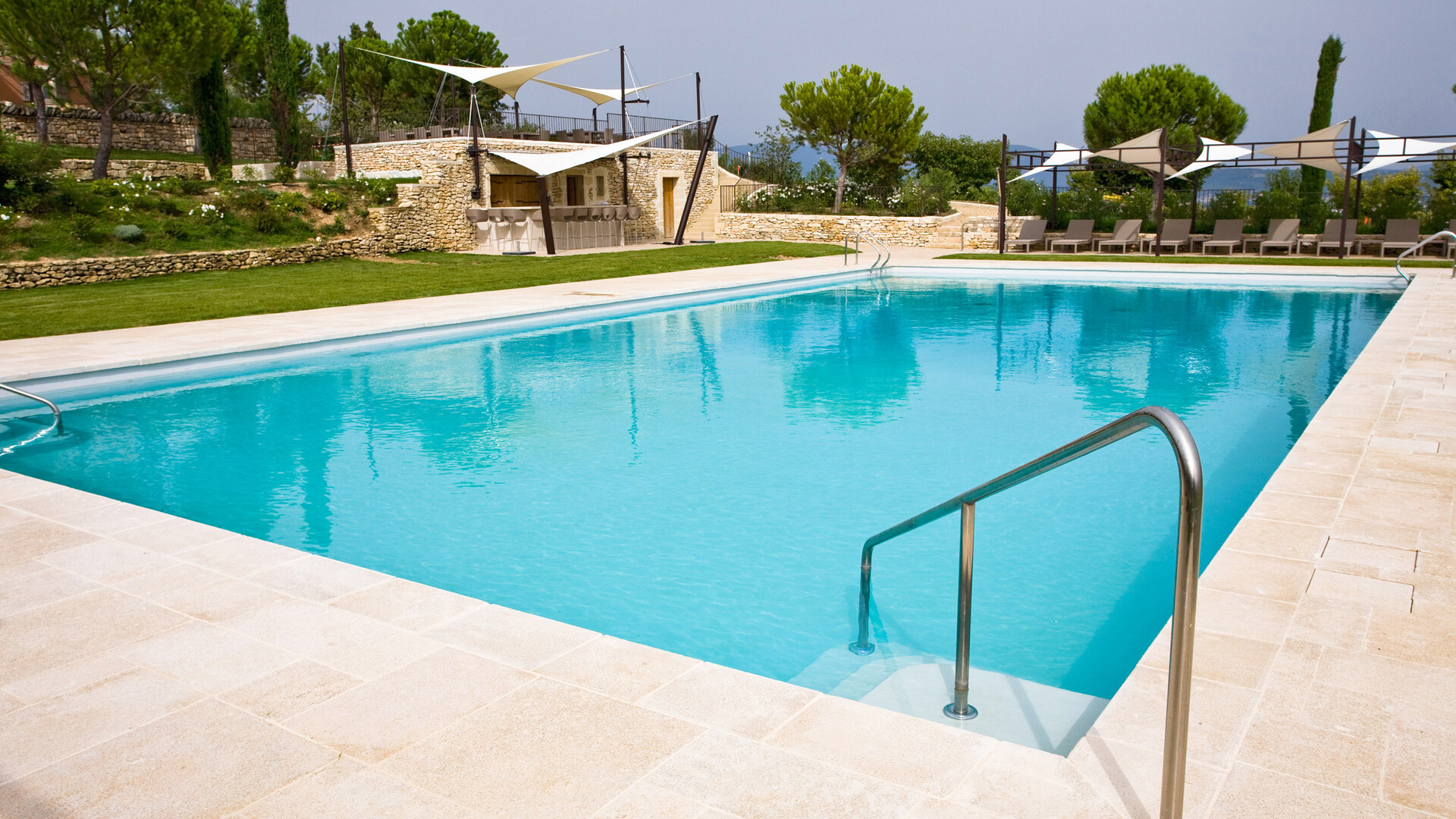 Quels aménagements sont à prévoir autour de la piscine ?