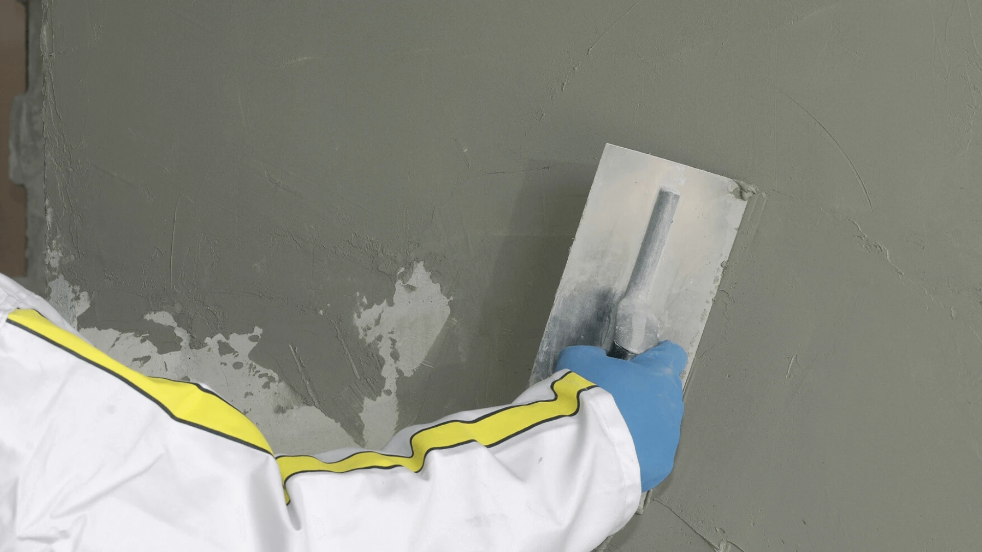 Quel type de ragréage appliquer sur des murs intérieurs couverts de plâtre ?
