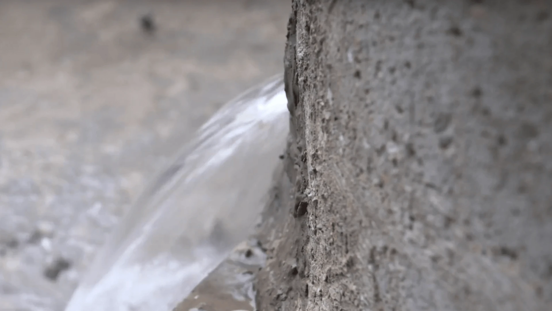 Avec quel produit colmater des venues (fuites, infiltrations) d'eau sur un mur ?