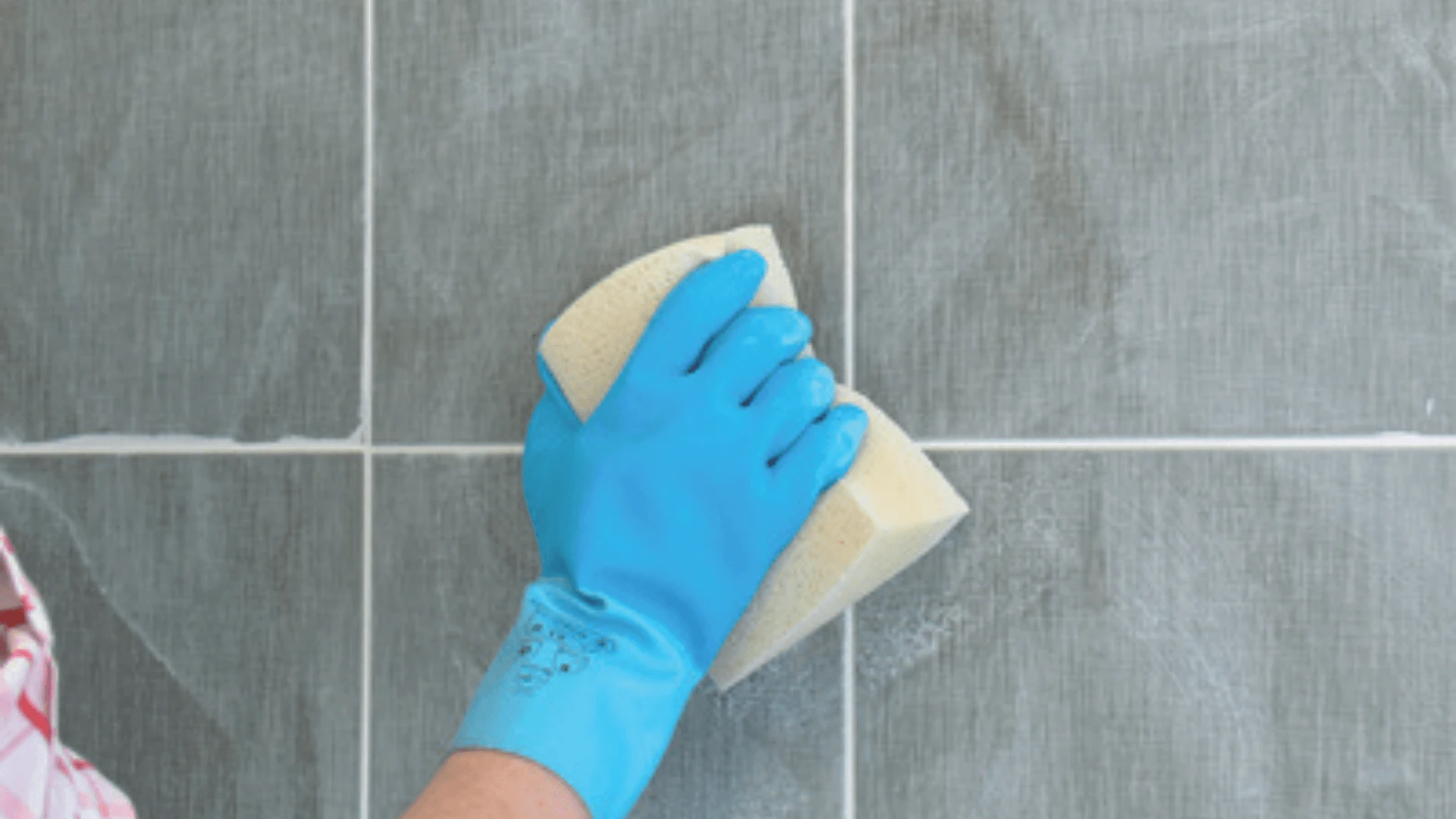 Comment nettoyer l’excédent de mortier de jointoiement séché après la pose de carrelage ?