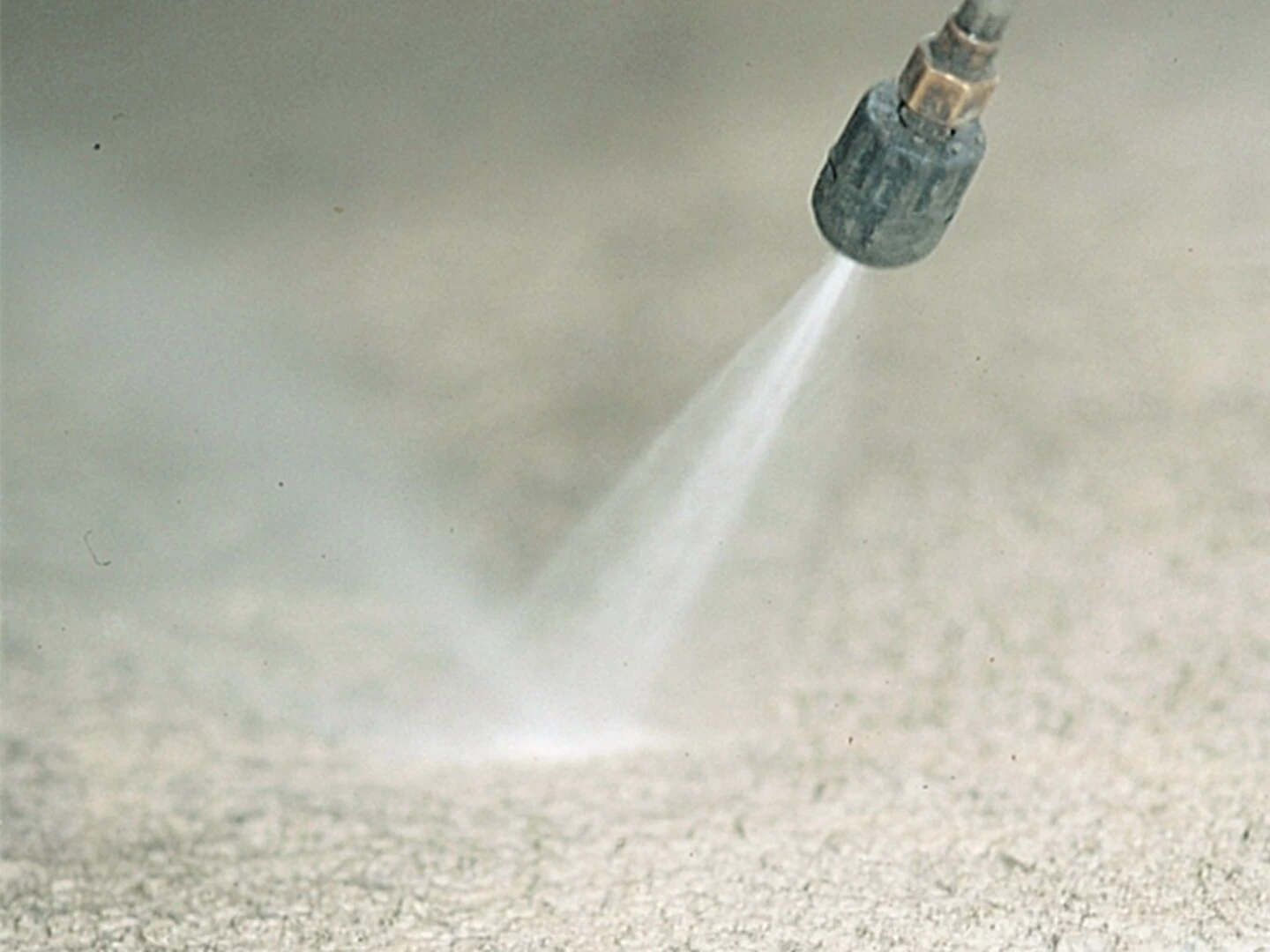 Élimination au jet d'eau sous haute pression de la laitance de ciment