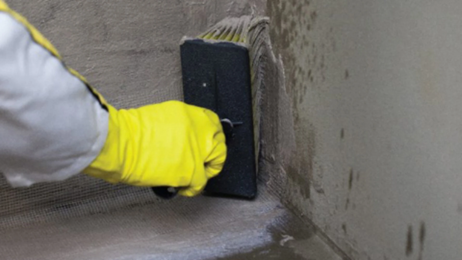 Comment préparer une piscine structure béton ou bloc à bancher ?