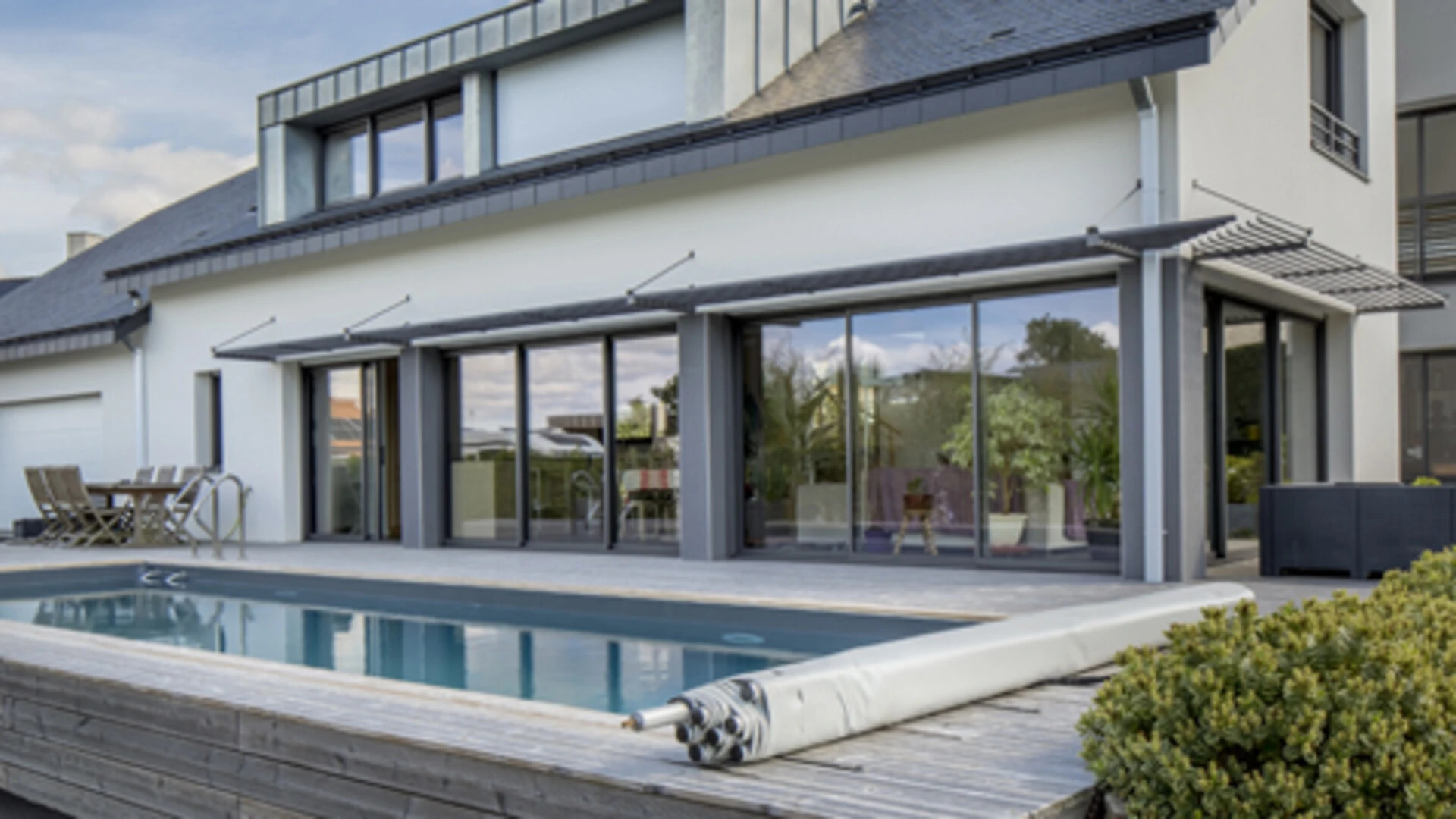 Construire une piscine : simple déclaration ou permis de construire ?