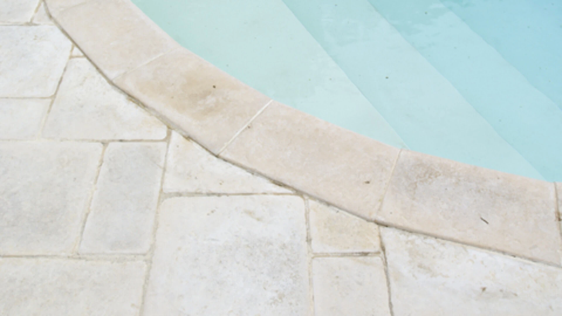 Comment recoller une margelle de piscine ?