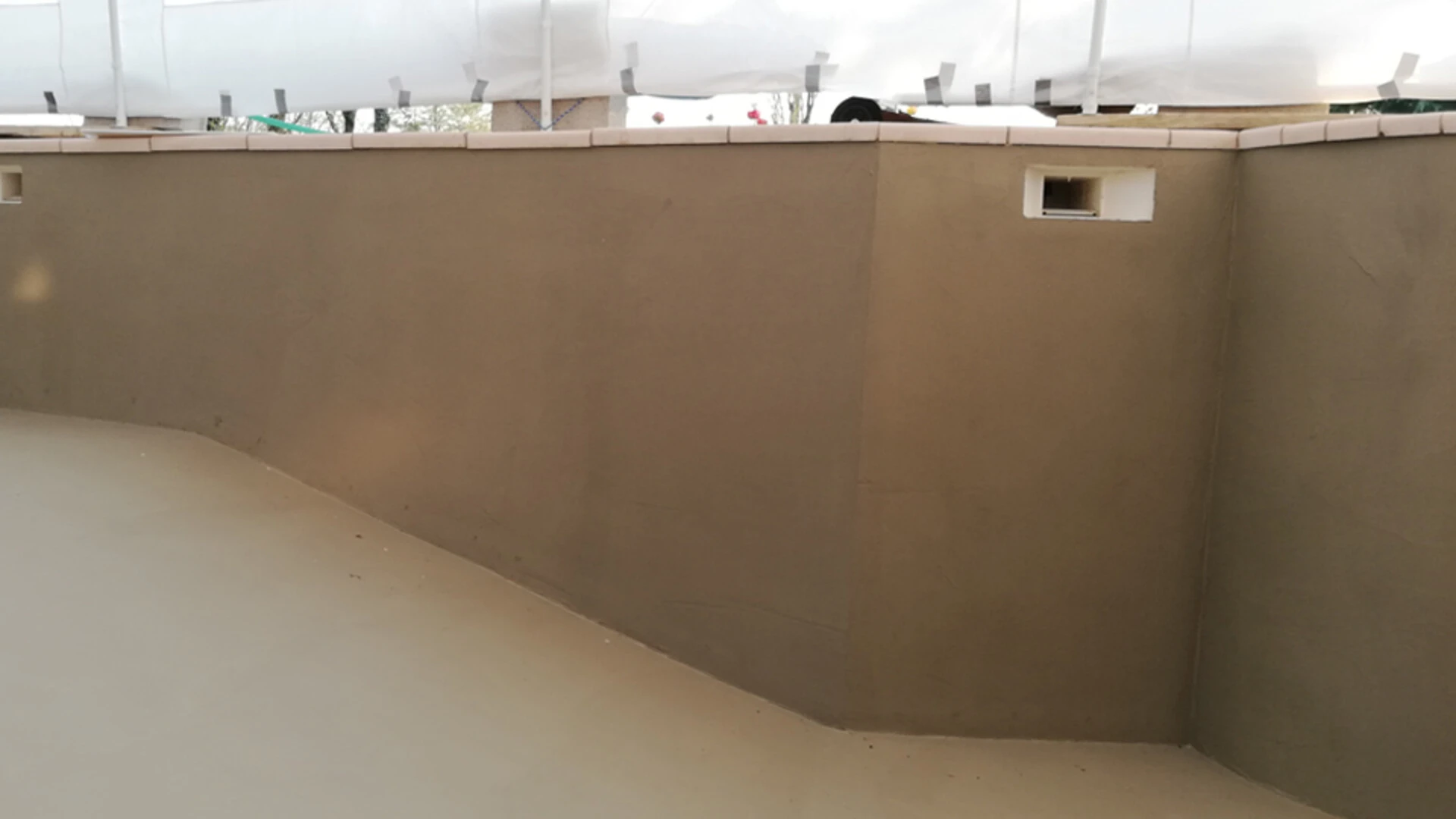 Ragréage des supports avec le mortier fibré weberep surface