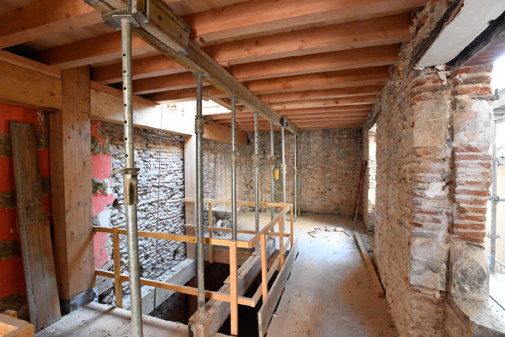 La réfection totale de la toiture (reconstruction de la charpente en chêne) / photo©Ville de Cahors