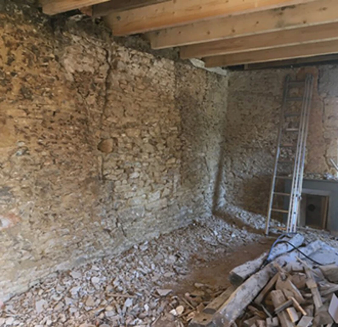 Décroûtage complet des murs avant la phase isolation béton de chanvre