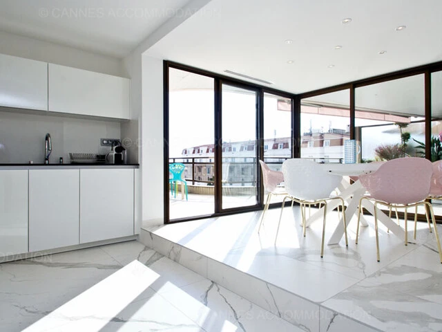 belle réalisation, cannes, colle à carrelage, pose de carrelage, pièce à vivre