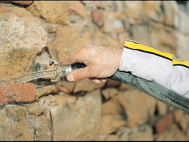Mouiller les joints à refus la veille de l’application