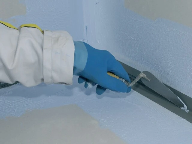 Appliquer dans les angles une couche avec une brosse plate