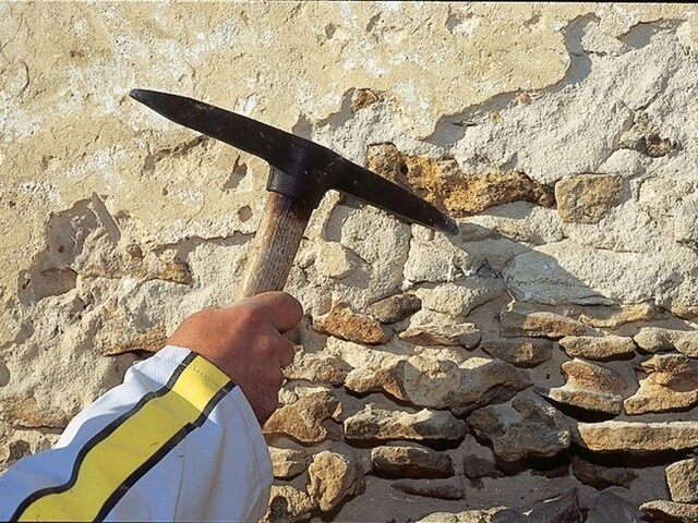 Éliminer enduit, mousses et lichens existants