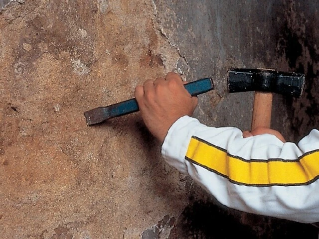 Éliminer par piquetage les dépôts de sel