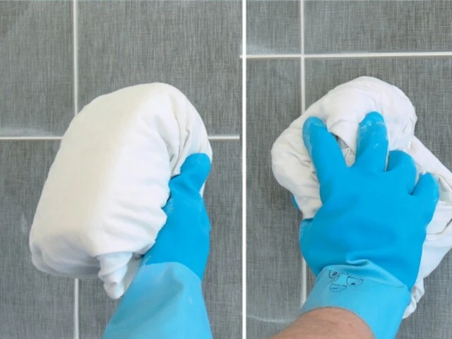 Passer l’éponge entourée d’un chiffon propre en diagonale