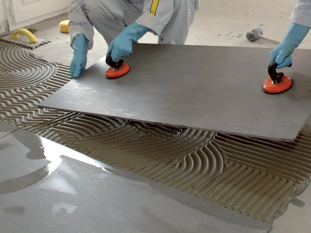 Pose des carreaux à la ventouse