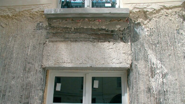 Bâtiment recouvert d'un ancien enduit