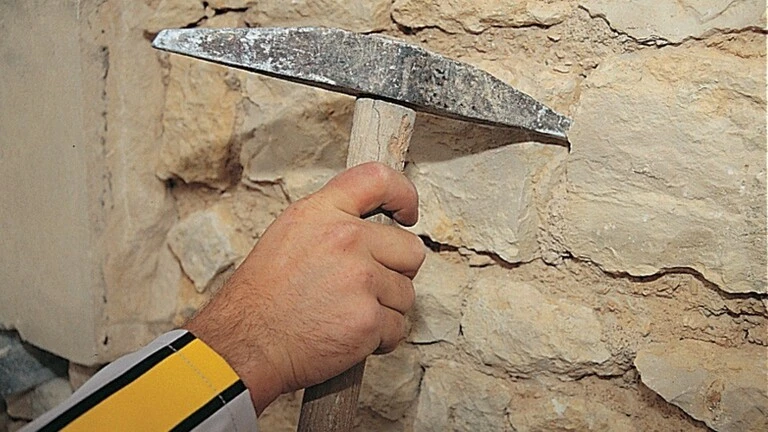 Éliminer la totalité de l’ancien enduit