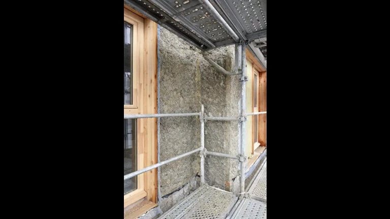 Béton de chanvre Tradical projeté sur les parois bois préfabriquées